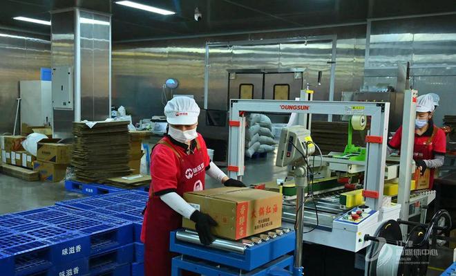 烹百味 匠心熬就“味滋香”麻将胡了2试玩网站一勺底料(图4)