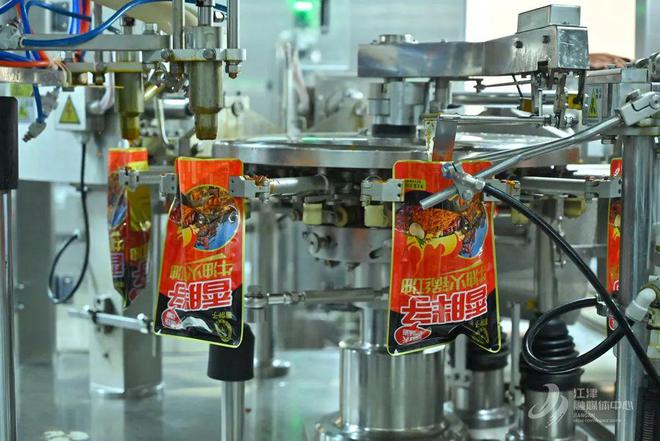 烹百味 匠心熬就“味滋香”麻将胡了2试玩网站一勺底料(图11)